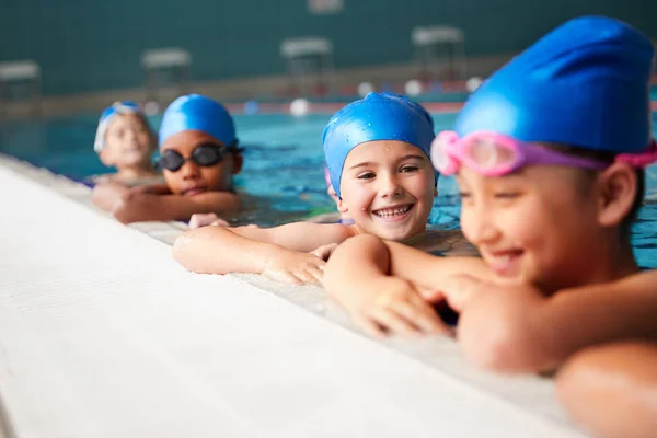 Gruppo Bambini Acqua Sul Bordo Della Piscina Attesa Lezione Nuoto — Foto Stock