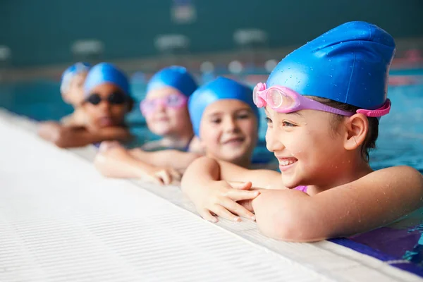 Groupe Enfants Dans Eau Bord Piscine Attendant Leçon Natation — Photo