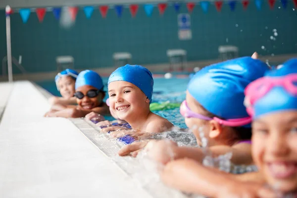 Retrato Niños Agua Borde Piscina Esperando Lección Natación —  Fotos de Stock