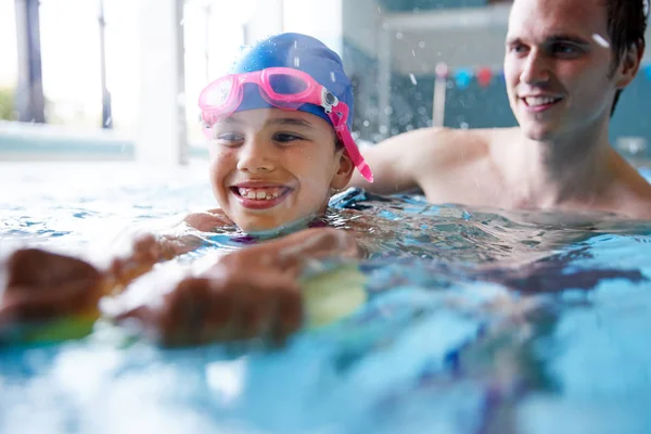 Maschio Nuoto Allenatore Dando Ragazza Holding Galleggiante Uno Uno Lezione — Foto Stock