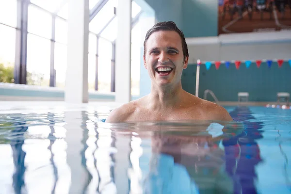 Portrét Mužského Plavce Zahřívací Bazénu — Stock fotografie
