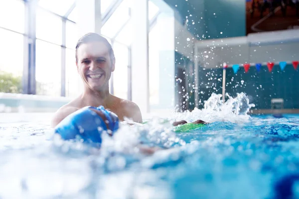 Mężczyzna Pływanie Trener Dający Chłopak Nauka Backstroke Jeden Jeden Lekcja — Zdjęcie stockowe