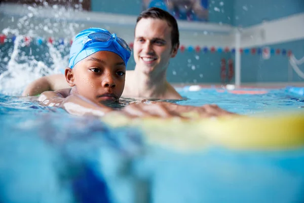 Erkek Yüzme Antrenörü Havuzda Bire Bir Ders Float Tutan Çocuk — Stok fotoğraf