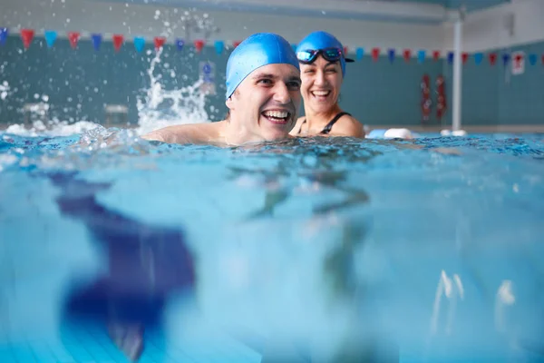 Insegnante Nuoto Femminile Che All Uomo Una Lezione Piscina — Foto Stock