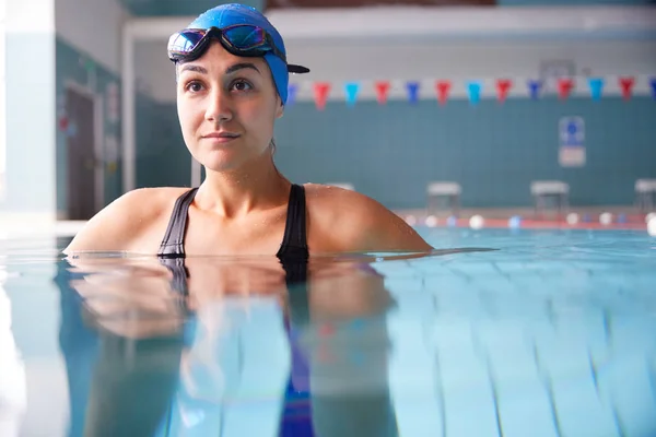 女游泳运动员戴帽子和护目镜在游泳池训练 — 图库照片