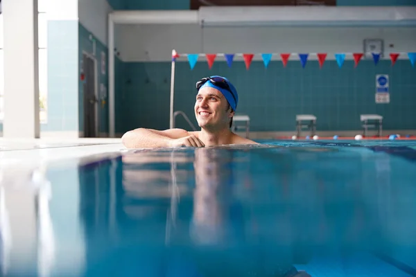 Mężczyzna Swimmer Noszenie Kapelusz Gogle Szkolenia Basenie — Zdjęcie stockowe