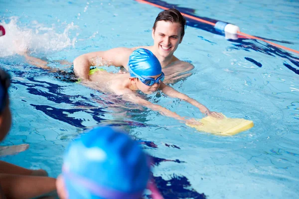 Male Coach Water Giving Group Children Swimming Lesson Indoor Pool — Stock Photo, Image