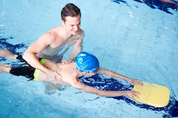 Entraîneur Natation Mâle Donnant Garçon Tenant Flotteur Leçon Dans Piscine — Photo