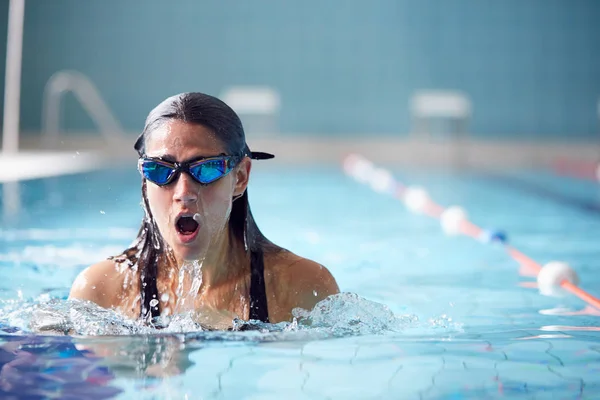 Mujer Nadadora Usando Gafas Entrenamiento Piscina —  Fotos de Stock