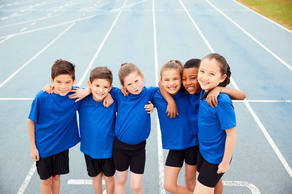Retrato Crianças Equipe Atletismo Pista Dia Dos Esportes — Fotografia de Stock