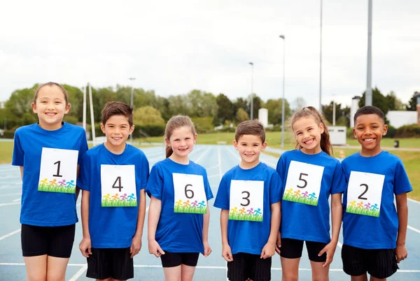 Retrato Niños Pista Atletismo Usando Números Competidor Día Del Deporte —  Fotos de Stock