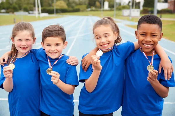 Ritratto Bambini Che Esibiscono Medaglie Dei Vincitori Nella Giornata Dello — Foto Stock