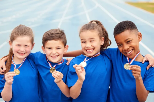 Медали Портрет Детей Демонстрирующих Победителей День Спорта — стоковое фото