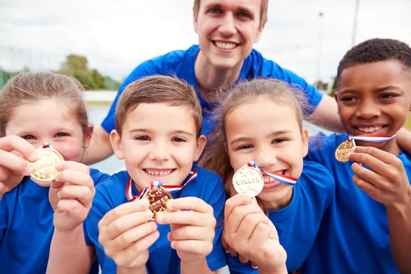 Kinderporträt Mit Männlichem Trainer Der Sporttag Siegermedaillen Präsentiert — Stockfoto