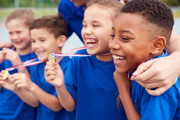 Enfants Avec Entraîneur Masculin Montrant Gagnants Médailles Jour Sport — Photo