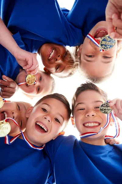 Vista Ángulo Bajo Mirando Hacia Las Caras Los Niños Huddle —  Fotos de Stock