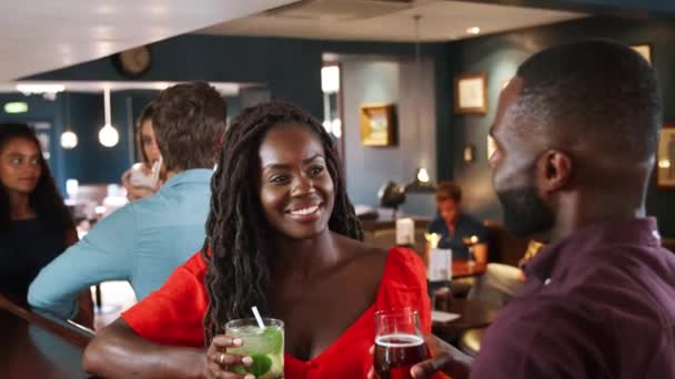 Casal Jovem Reunião Data Para Bebidas Bar Coquetéis Fazer Brinde — Vídeo de Stock