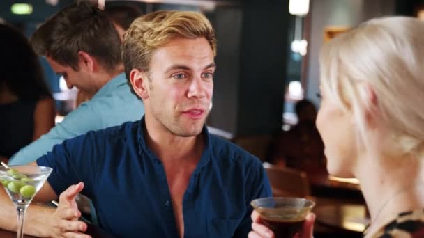 Junges Paar Trifft Sich Der Cocktailbar Einem Drink Und Macht — Stockvideo