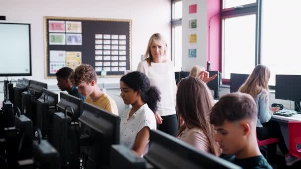 Učitelka Ženské Učitelky Mezi Studenty Střední Školy Pracující Počítačích Třídy — Stock video