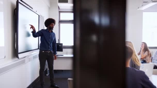 Profesor Secundaria Masculino Pie Junto Una Clase Interactiva Enseñanza Pizarra — Vídeos de Stock