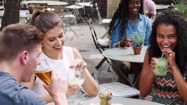 Grupo Jovens Amigos Reunidos Para Bebidas Área Livre Bar Fazer — Vídeo de Stock