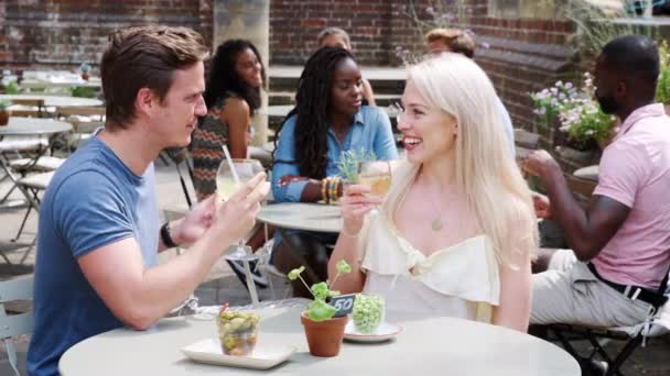 Jeune Couple Réunissant Pour Boire Verre Dans Bar Extérieur Vidéo — Video