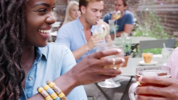 Reunião Casal Jovem Para Bebidas Bar Livre Fazendo Brinde Vídeo — Vídeo de Stock