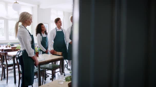 Reunião Equipe Pessoal Restaurante Gestão Antes Abertura Restaurante Vídeo Filmado — Vídeo de Stock