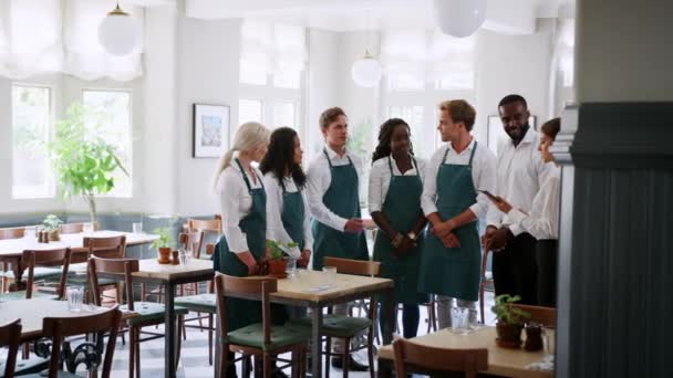 Team Möte Med Restaurangpersonal Och Ledning Innan Restaurang Öppnar Video — Stockvideo
