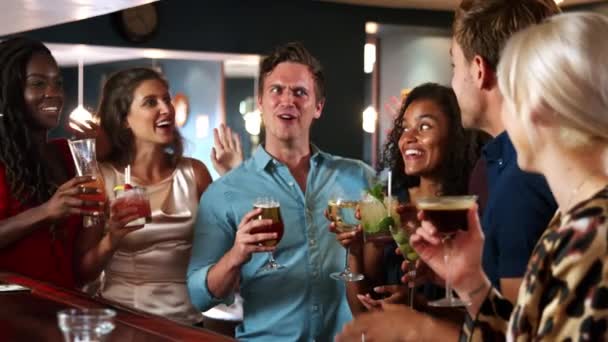 Grupo Jóvenes Amigos Reuniéndose Para Tomar Algo Bar Cócteles Video — Vídeos de Stock
