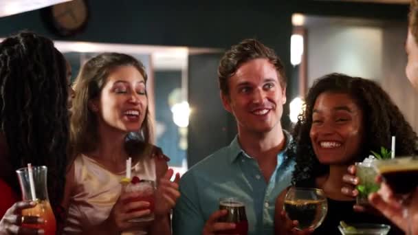Grupo Jovens Amigos Reunidos Para Bebidas Bar Coquetéis Vídeo Filmado — Vídeo de Stock