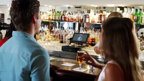 Barman Servindo Grupo Jovens Amigos Reunidos Para Bebidas Bar Coquetéis — Vídeo de Stock