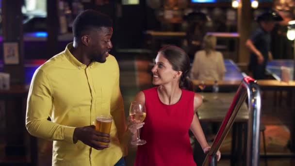Coppia Appuntamenti Salendo Scale Nel Bar Mentre Incontrano Drink Girato — Video Stock