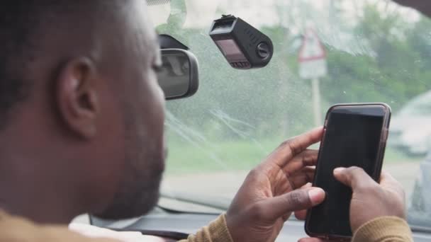 Conducteur Masculin Transférant Des Données Caméra Tableau Bord Téléphone Mobile — Video