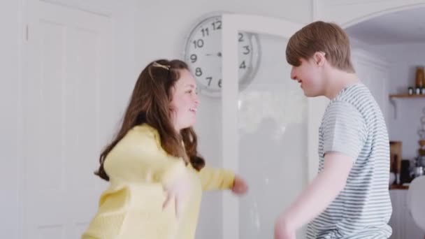 Пара Молодих Даунса Яка Добре Танцює Вдома Повільно Бігає — стокове відео