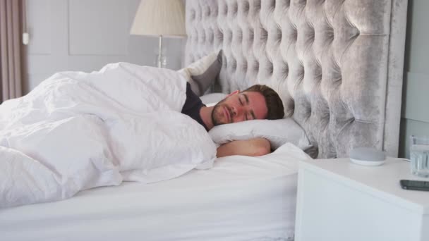 Uomo Addormentato Letto Viene Svegliato Dall Allarme Sul Cellulare Che — Video Stock