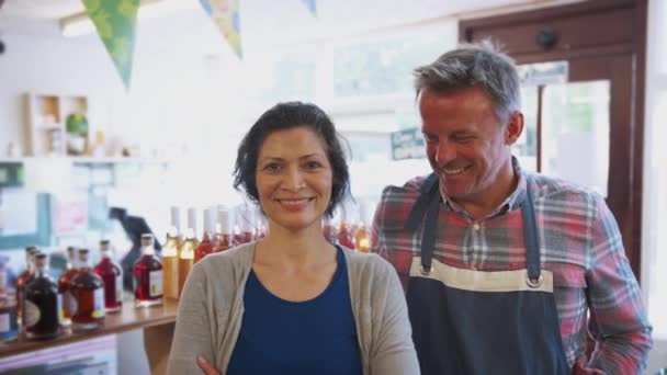 Portret Van Volwassen Stel Loopt Biologische Boerderij Winkel Samen Glimlachen — Stockvideo