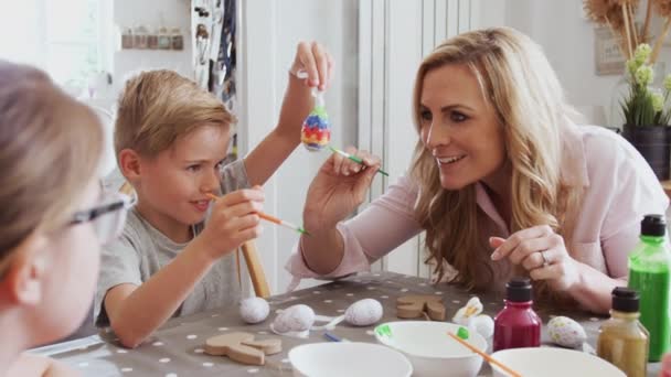 Familia Sentada Alrededor Mesa Cocina Con Los Padres Ayudando Los — Vídeos de Stock