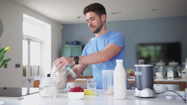 Spor Kıyafetleri Giyen Bir Adamın Sağlıklı Protein Içeceği Için Blender — Stok video