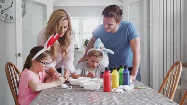 Οικογένεια Κάθεται Γύρω Από Τραπέζι Της Κουζίνας Τους Γονείς Βοηθώντας — Αρχείο Βίντεο