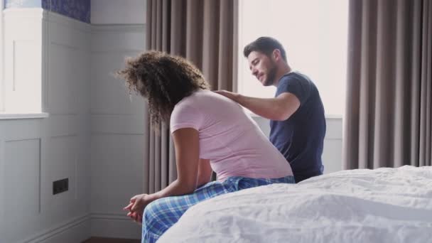 Depresyondan Muzdarip Kadını Teselli Eden Adam Yatağın Ucunda Kafası Elinde — Stok video