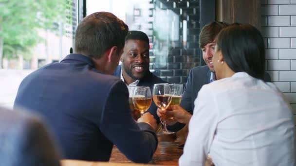 Grupo Colegas Negocios Reunidos Para Después Del Trabajo Bebidas Bar — Vídeos de Stock
