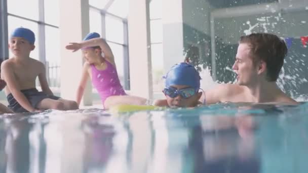 Professeur Natation Mâle Donnant Garçon Tenant Leçon Flotteur Dans Piscine — Video