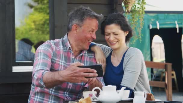 Couple Âge Mûr Assis Table Prendre Selfie Comme Ils Visitent — Video