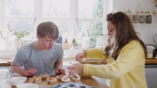 Genç Downs Sendromlu Çift Mutfakta Kek Pişiriyor Kekleri Yavaş Çekimde — Stok video