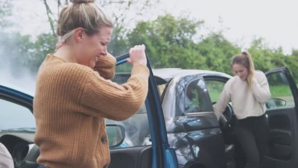 Dos Mujeres Conductoras Saliendo Los Coches Después Del Accidente Disparadas — Vídeo de stock