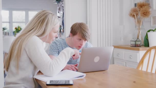 Ung Man Med Downs Syndrom Arbetar Med Kvinnlig Hemlärare Laptop — Stockvideo