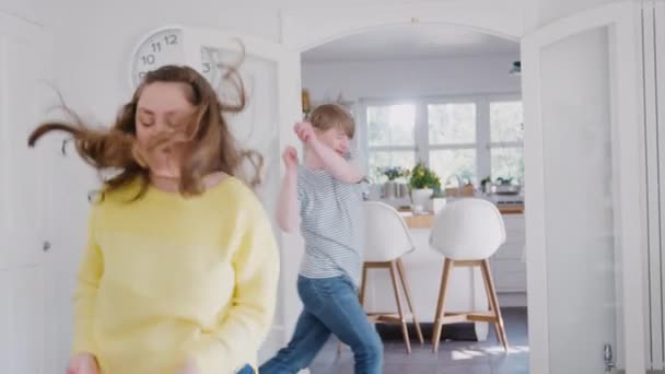 Молодые Даунс Синдром Пара Весело Танцуют Дома Вместе Выстрел Замедленной — стоковое видео