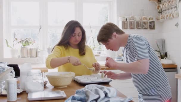 Young Downs Syndrome Pareja Horneando Cocina Casa Poniendo Mezcla Cajas — Vídeos de Stock