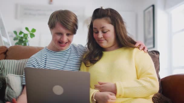 증후군 부부는 노트북 컴퓨터를 동작으로 사용하여 집에서 소파에 — 비디오